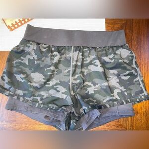 womans size medium camo fabletics shorts